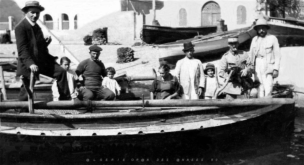 MERS EL KEBIRF EMBARQUEMENT DEVANT LES DOUANES DU VIEUX PORT.JPG